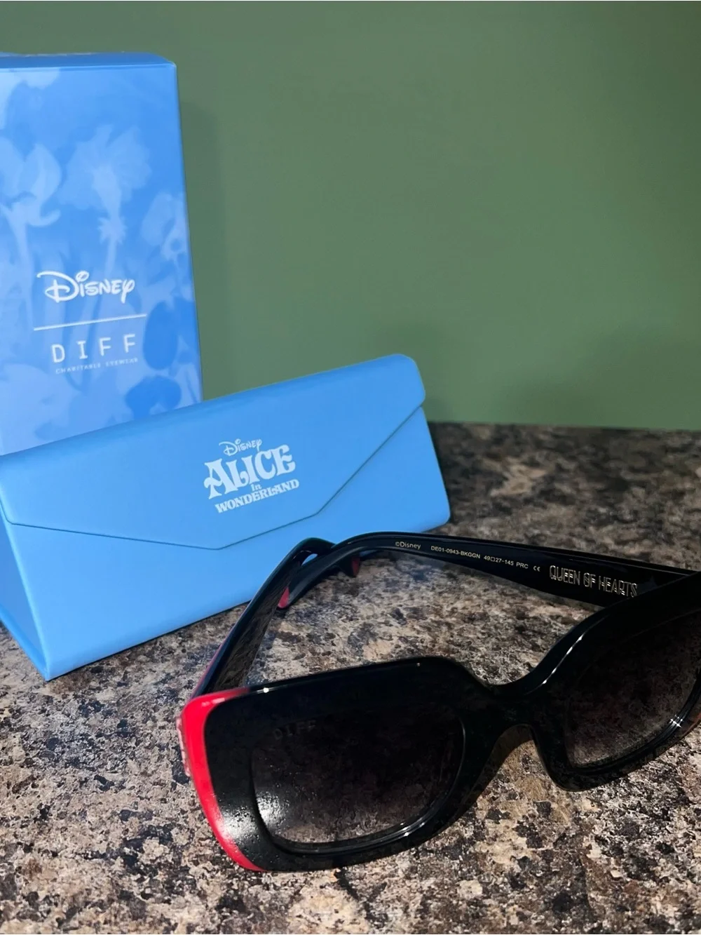 Diff BNIB Disney The Queen of Hearts frame Alice in Wonderland Sunglasses.